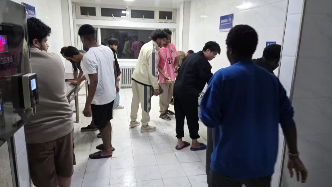 学雷锋·守洁净——国际学生开展宿舍卫生大扫除行动