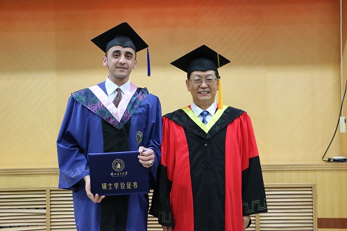 学院举行2017届外国留学生毕业典礼