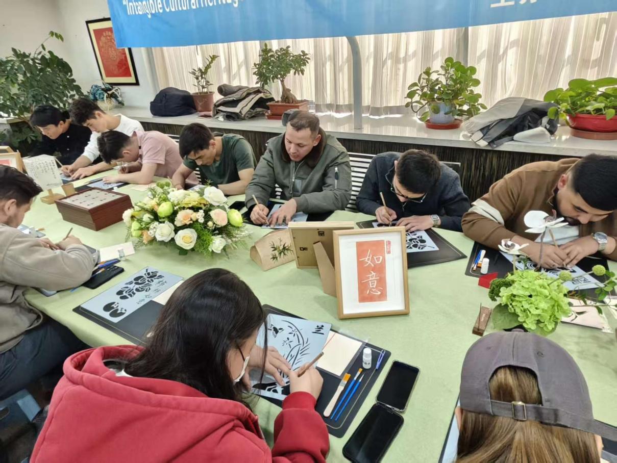 来华留学生参加“非遗文化 连接世界”非遗文化体验活动